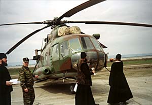 Освящение транспортного вертолета. Фото: Православие.Ru