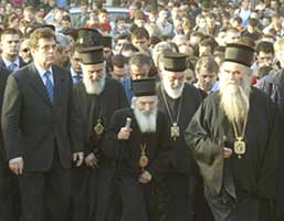 Патриарх Павел и сербские архиереи во время мирного марша протеста в Белграде