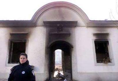 Сожженный храм Свт. Николая в Приштине, 19 марта 2004 г., фото REUTERS