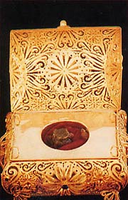 Позолоченный ковчежец с мощами святого Мины