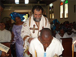 Преосвященнейший Дамаскин, епископ Ганский, совершает крещение в 
Преображенском соборе