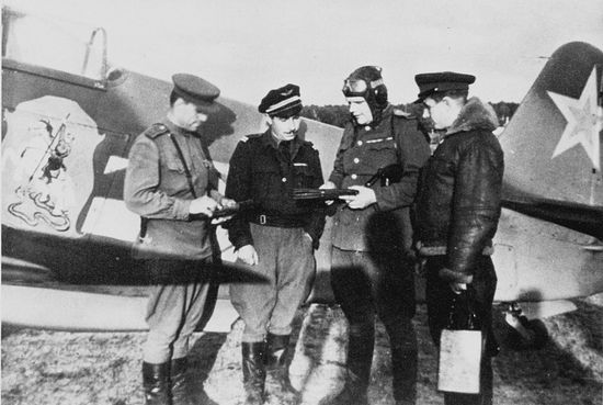 Летчики 303 ИАД возле Як-3, принадлежавшего командиру 303 ИАД Г.Н. Захарову. Слева направо: майор Кристинский, лейтенант Жозеф Риссо, генерал-майор Захаров, майор Заморин. Весна 1945 г.