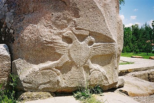 Хеттский двуглавый орел, изображенный на воротах царской столицы Хаттусы (13 в. до РХ).