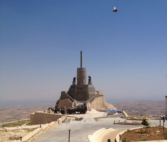 Фотография запечатлела снаряд боевиков, пролетающий над местом установки скульптуры Спасителя