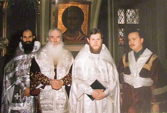 После рукоположения. Владыка Питирим и иеромонах Никон. 1992 год