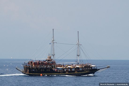 Туристический корабль рядом с Афоном. Фото: А. Поспелов / Православие.Ru