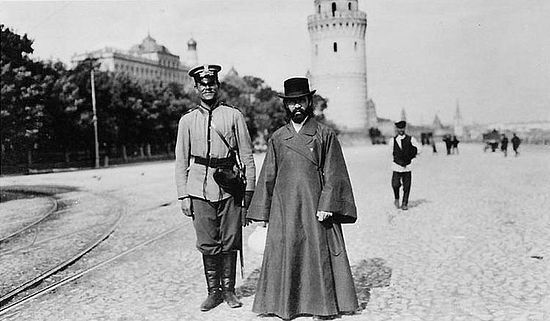 Московские полицеский и священник. Фото 1909 г.