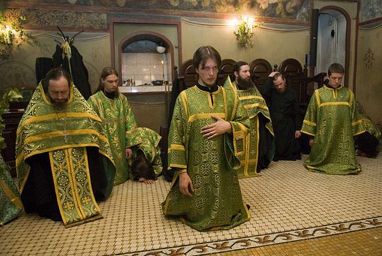 Коленопреклоненные молитвы в день Святой Пятидесятницы. Фото: Православие.Ru