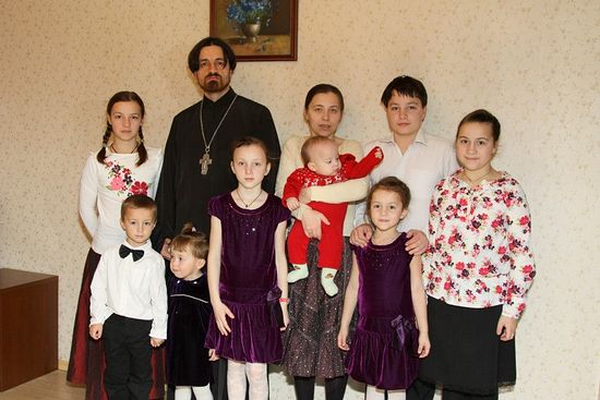 Семья о. Филиппа Ильяшенко год назад. В 2014 году детей стало уже 9