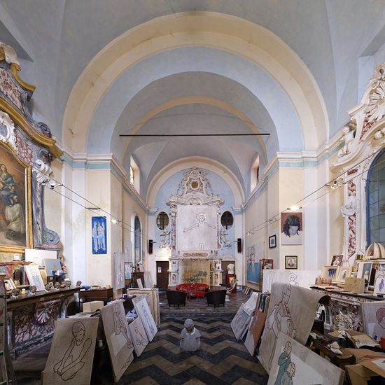 Нет, на картинах не изображены святые. Церковь Сан Рокко в Вердуно теперь принадлежит художнику Валерио Беррути. Он переделал ее в мастерскую, в которой также проживает