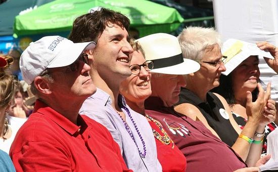 Бел Левин (крајњи слева), лидер либерала Џастин Трудо (други слева) и Кетлин Вин (трећа слева) на геј-паради у Онтарију. 2013.г.