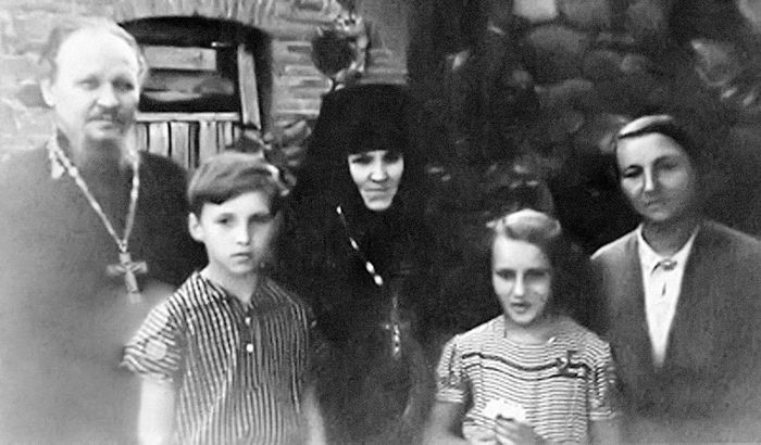 Отец Михаил Гундяев, сын Володя - будущий Святейший Патриарх Кирилл, игумения Пюхтицкого монастыря Ангелина (Афанасьева), дочь Лена, матушка Раиса. 1950-е гг.