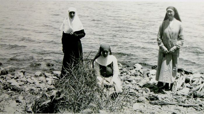 Sister Barbara (Tsvetkova), and the Anglican sisters Stella (Marion Robinson) and Catherine (Alexandra Sprot) on the Jordan, Feast of Theophany, 1933, the day when sisters Stella and Catherine first visited the Russian plot in Bethany. Photo: internetsobor.org