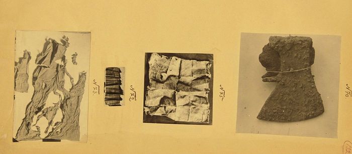 Топор и фрагменты тканей, обнаруженные в районе Ганиной Ямы в 1919 году. Фототаблица из следственного дела Н.А. Соколова