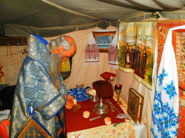 Проскомидия в палаточном храме с. Куты Шумского района