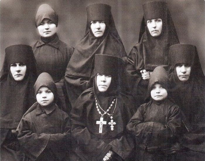 Игумения Таисия с сестрами Санкт-Петербургского подворья Леушинского монастыря. Фото 1894 г.