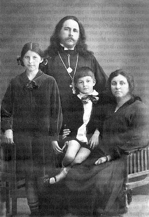 Священник Павел Ансимов с женой Марией Вячеславовной, дочерью Надеждой и сыном Георгием. 23 июля 1927 года