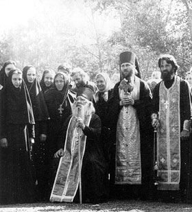 Архимандрит Павел (Груздев) с игуменией Варварой, архимандритом Евстафием (Евдокимовым) и сестрами Толгского монастыря.